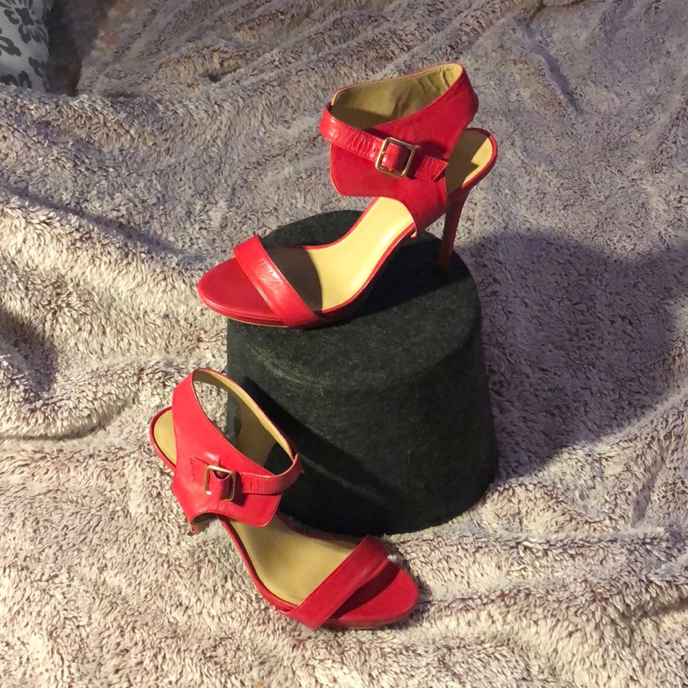 BCBG coral heels